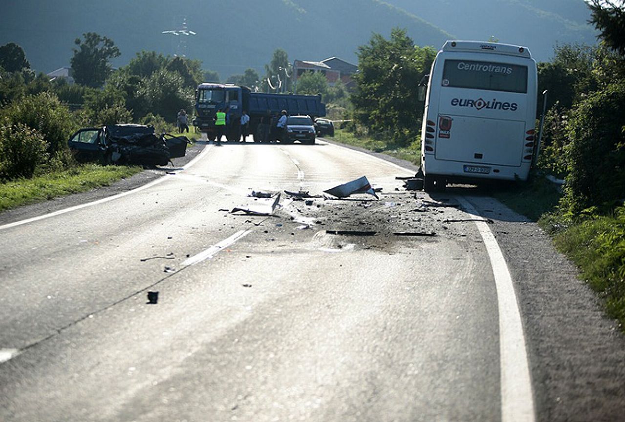 Sudar autobusa i automobila kod Sarajeva: Jedna osoba poginula, više ozlijeđenih