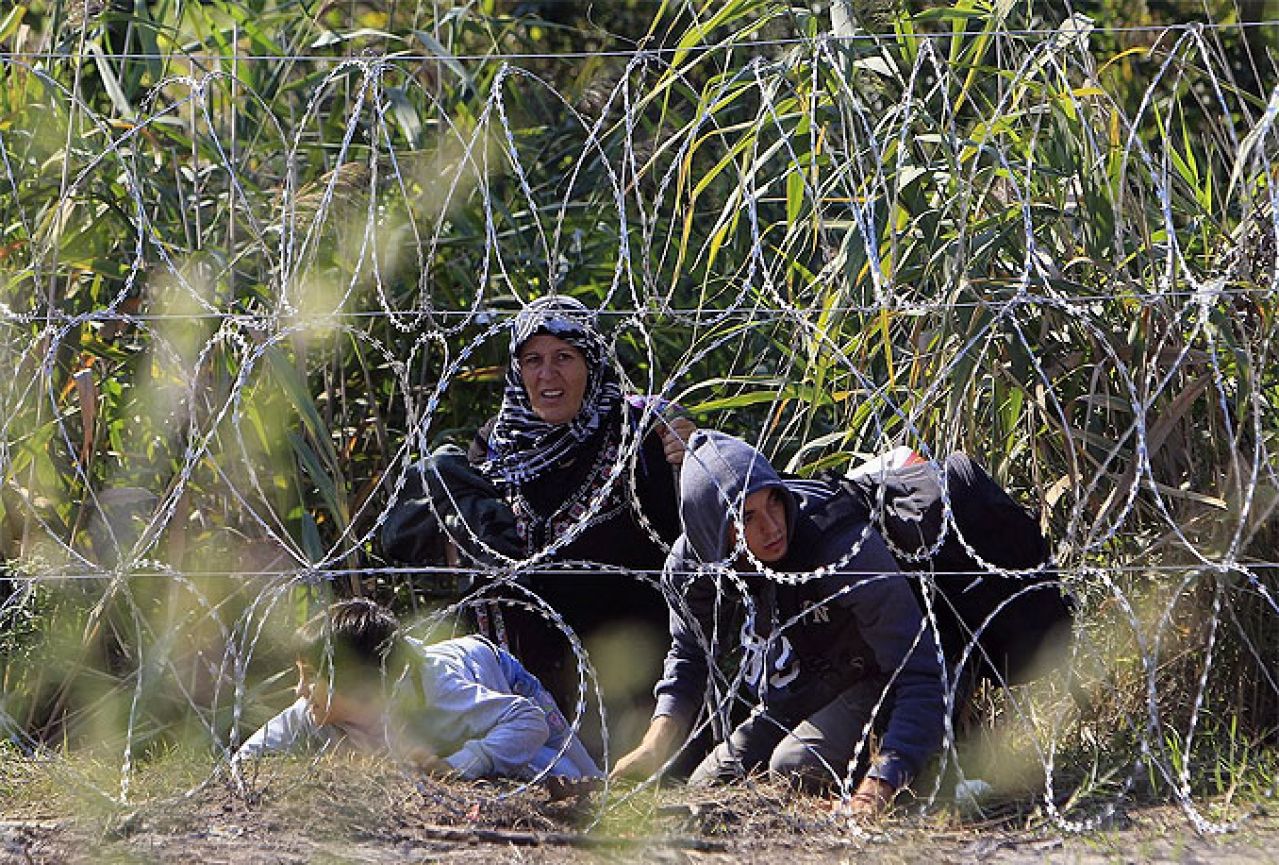 Mađarska dovršila postavljanje ograde od bodljikave žice 