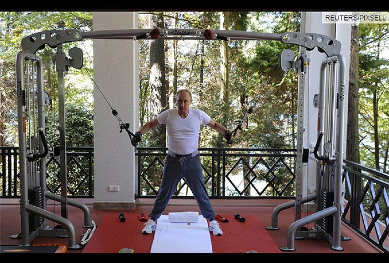 Putin i Medvedev pokazali mišiće u teretani