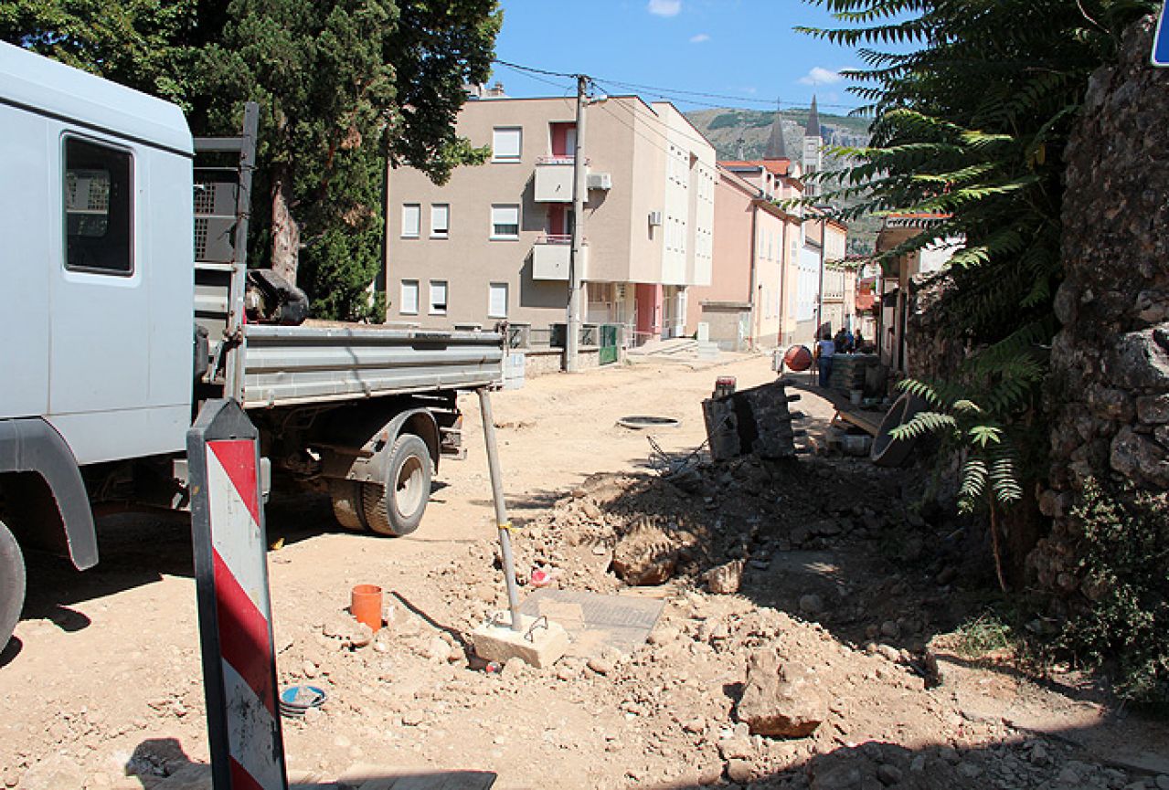 Mostar: Nekoliko naselja nema vode zbog puknutih cijevi i radova