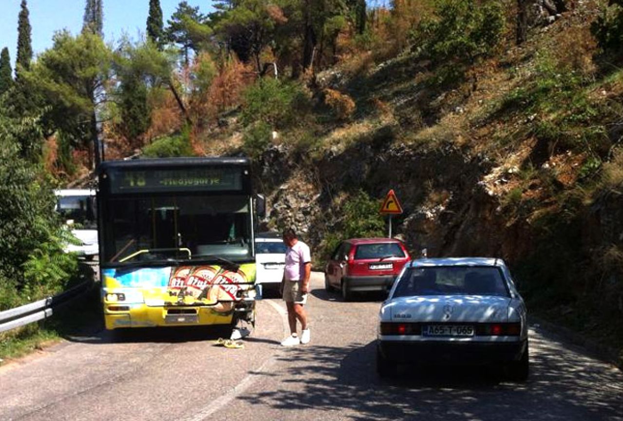 Mostar: Žena ozlijeđena u sudaru autobusa i Mercedesa