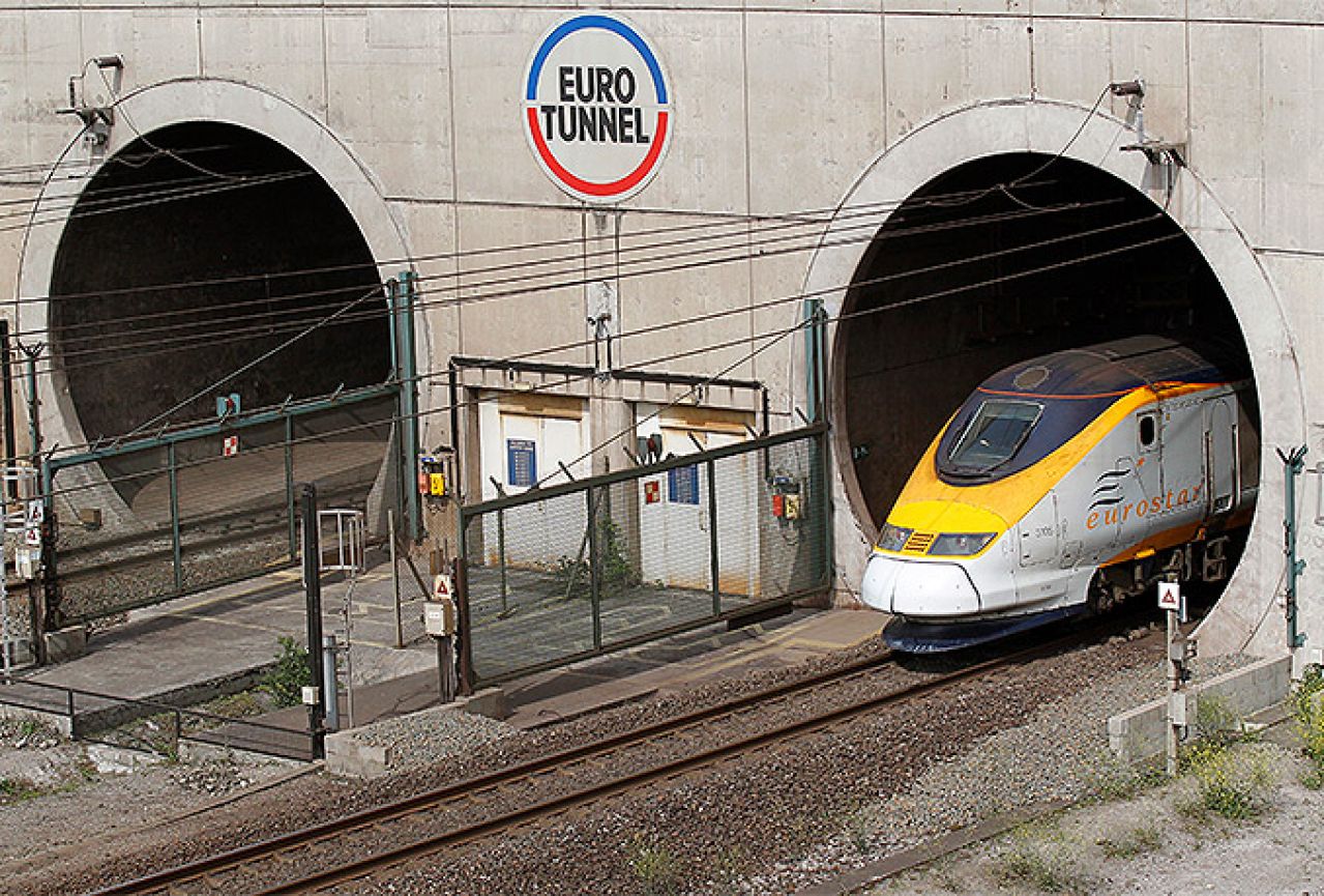 Izbjeglice zaustavile vlakove u tunelu ispod La Manchea