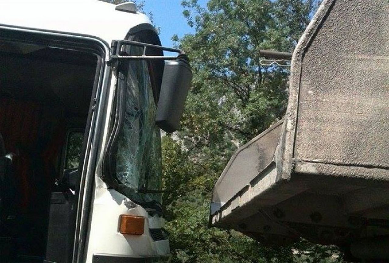 Autobus Jerry Tradea zabio se u kamion u Žitomislićima