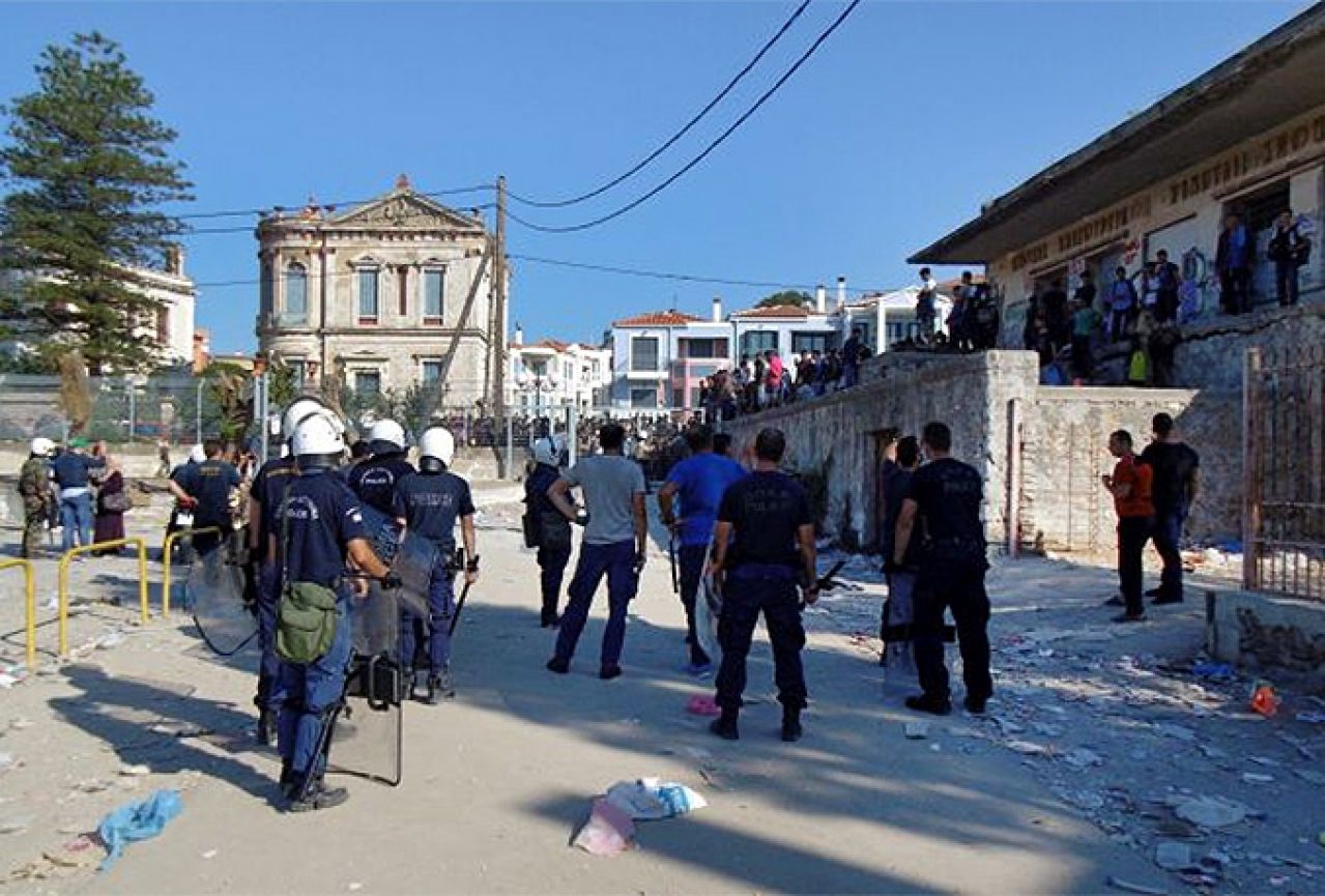 Policija suzavcem i šok bombama smirivala nerede među migrantima i mještanima u Grčkoj