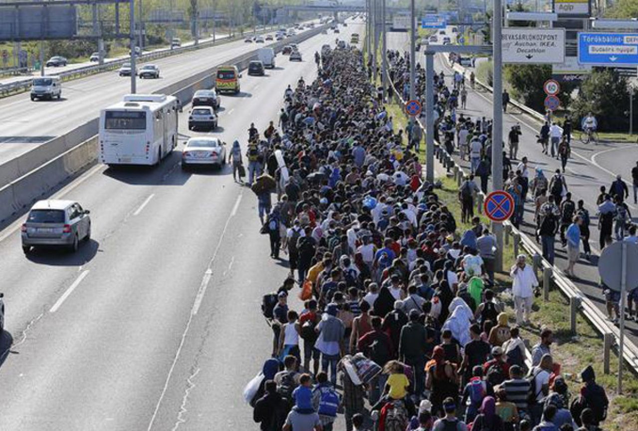 Stotine izbjeglica autocestom pješači dalje