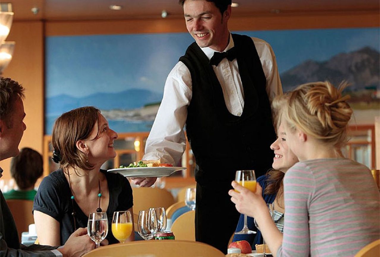 Austrija za zimsku turističku sezonu traži 29 tisuća konobara i kuhara 