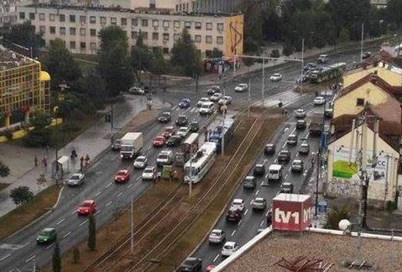 Sarajevo: Putnik preminuo u tramvaju, obustavljen promet