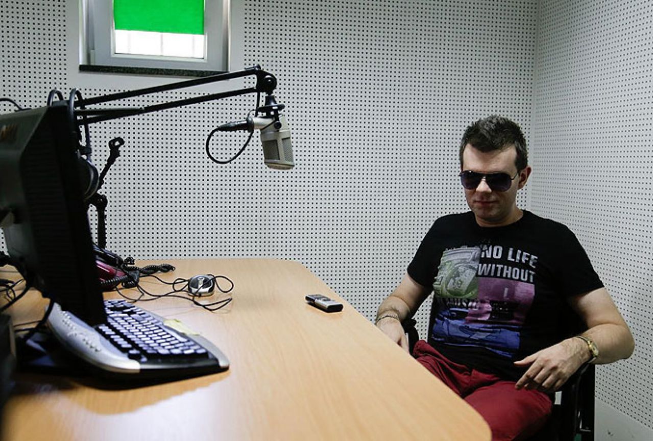Aid Husrep: Slijepi radijski voditelj iz Jablanice koji svira harmoniku i sklada glazbu