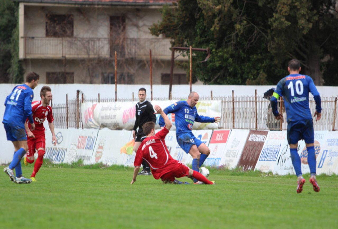 Orašje stopostotno, prekid u Gračacu