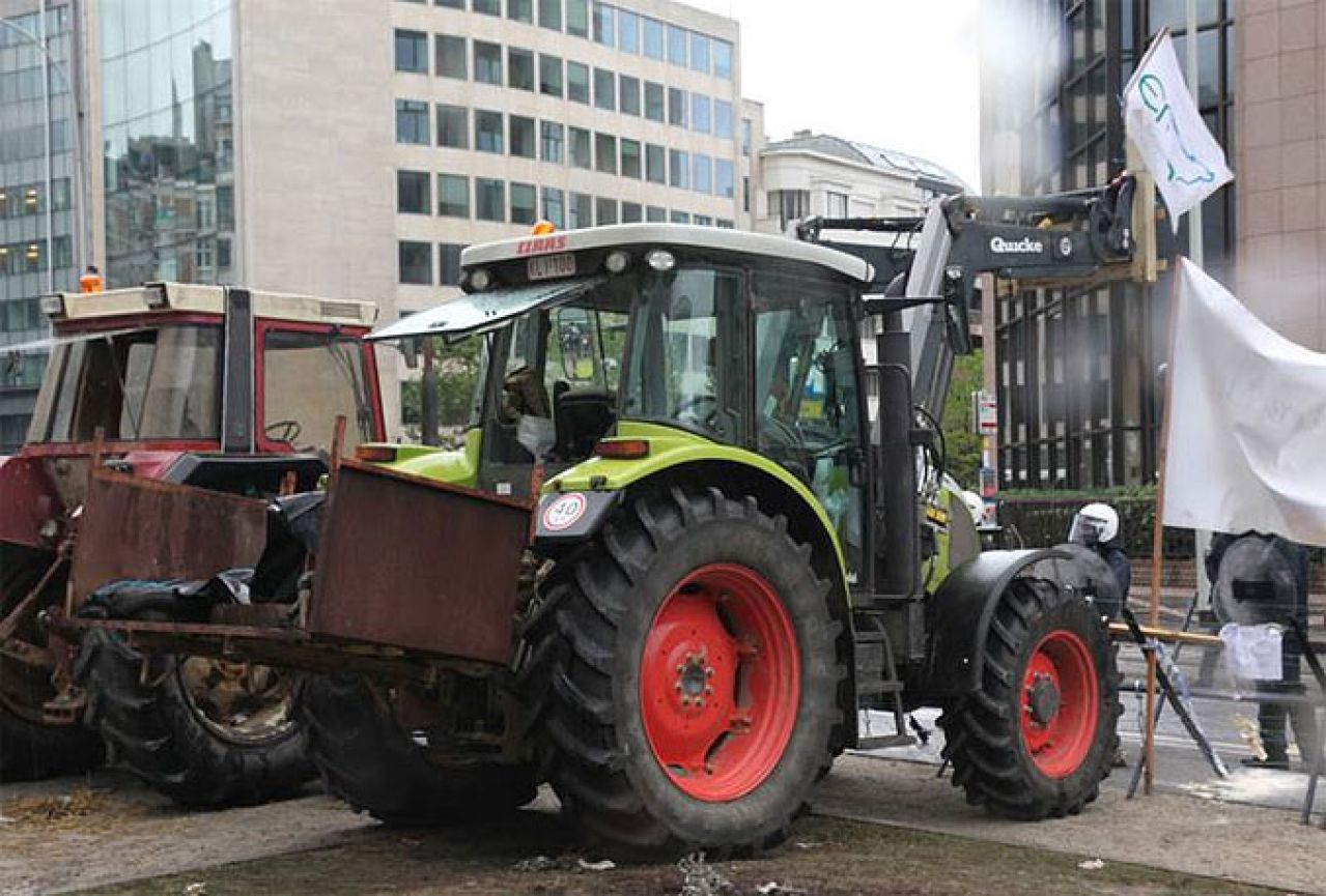 Europski mljekari traktorima blokirali Bruxelles