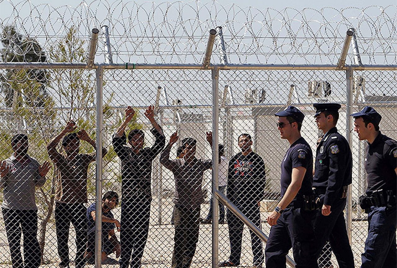 Orban: Izbjeglicama postaviti ogradu koju neće moći proći