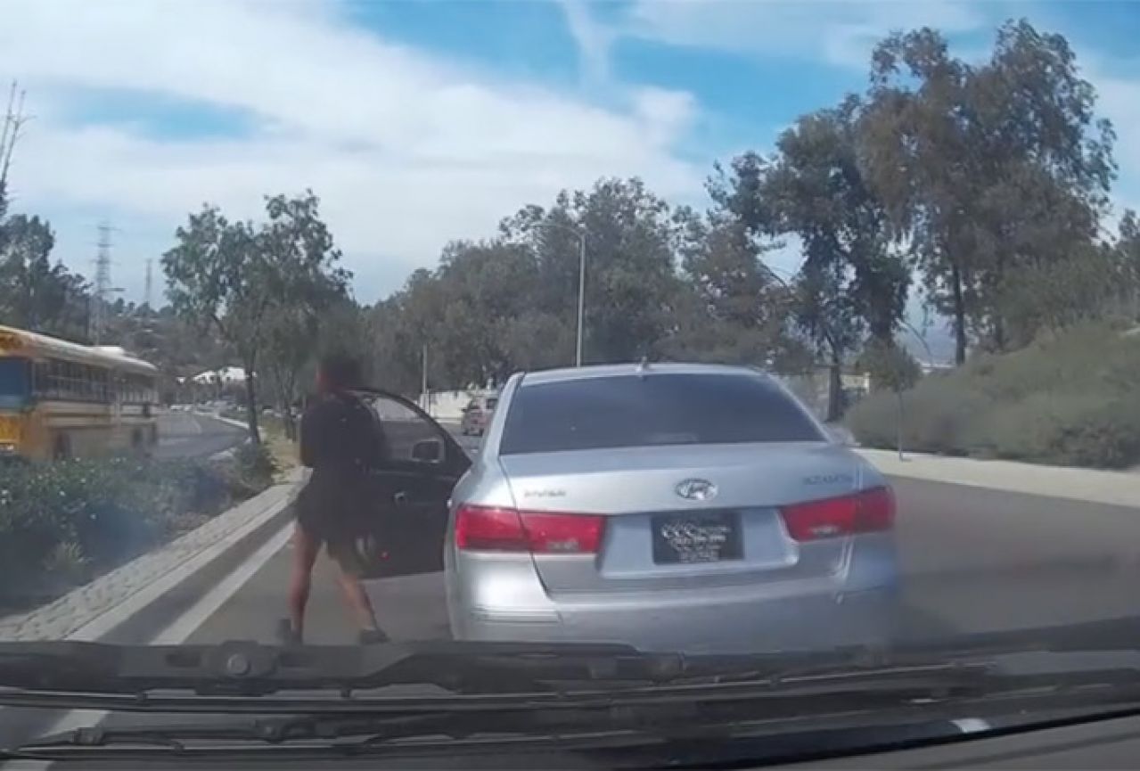 VIDEO: Vozačica tijekom vožnje iskočila iz vozila