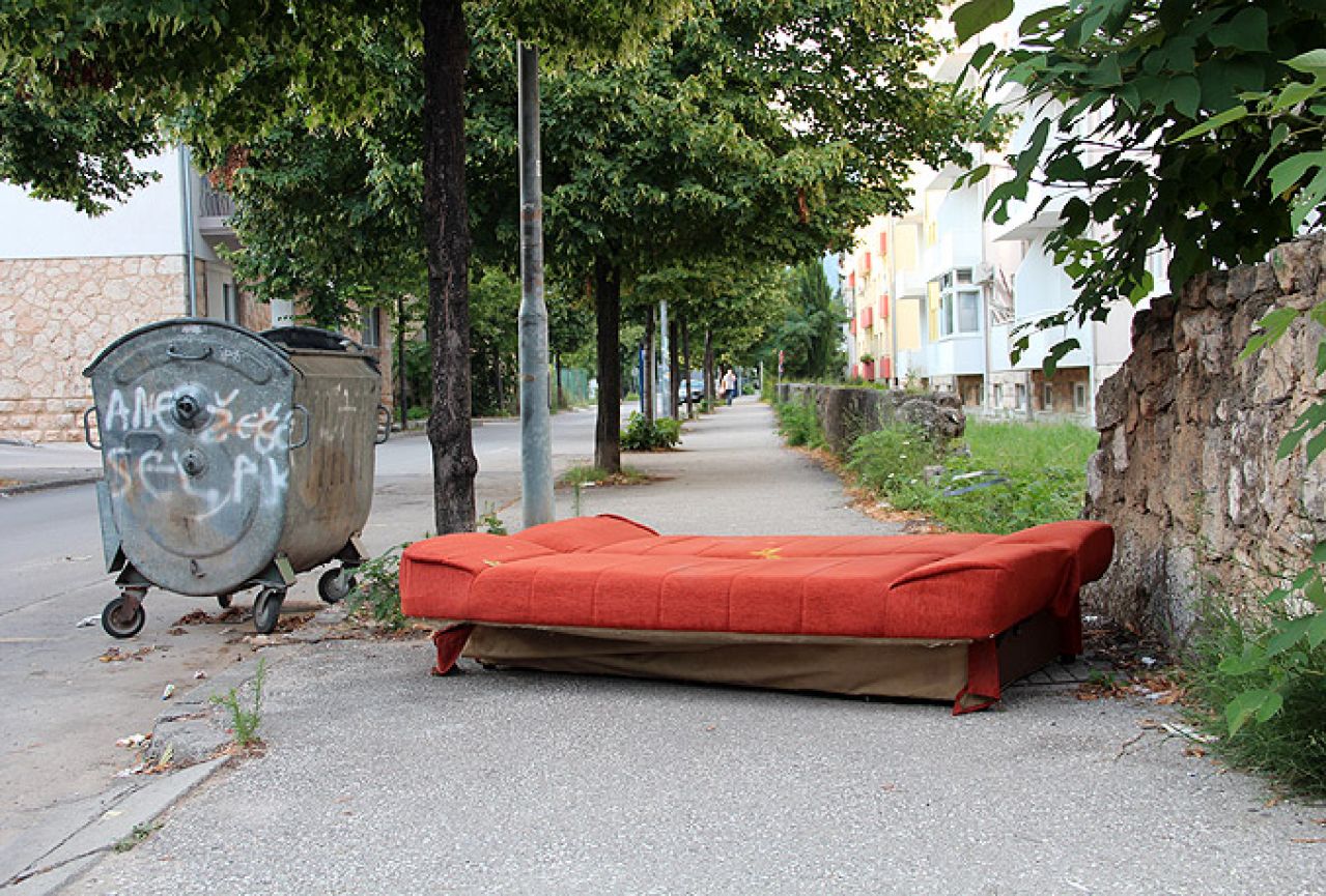 Kako baciti kauč u Mostaru?
