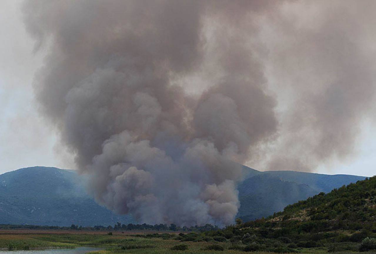 Ugašen požar u Hutovu Blatu