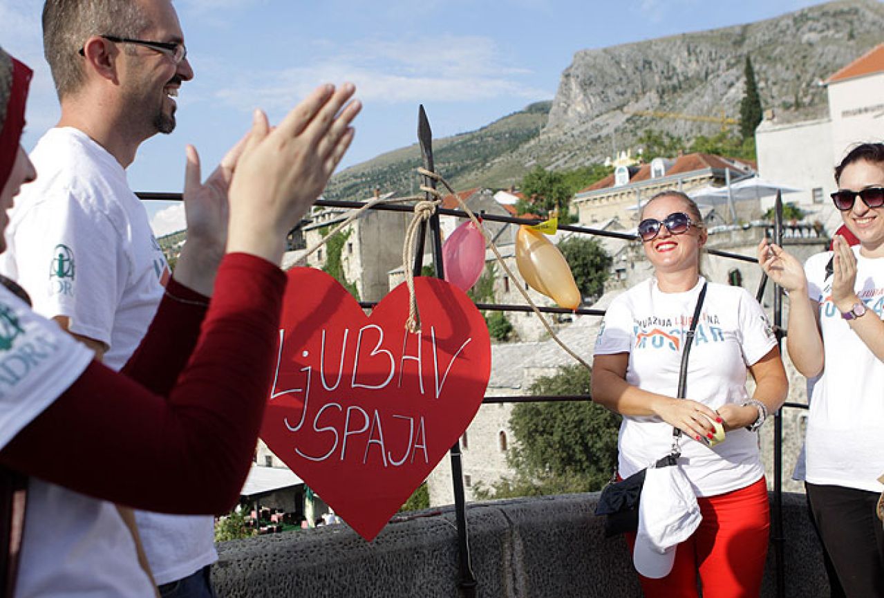 Invazija ljubavi na Mostar završila spektakularno na Starom Mostu