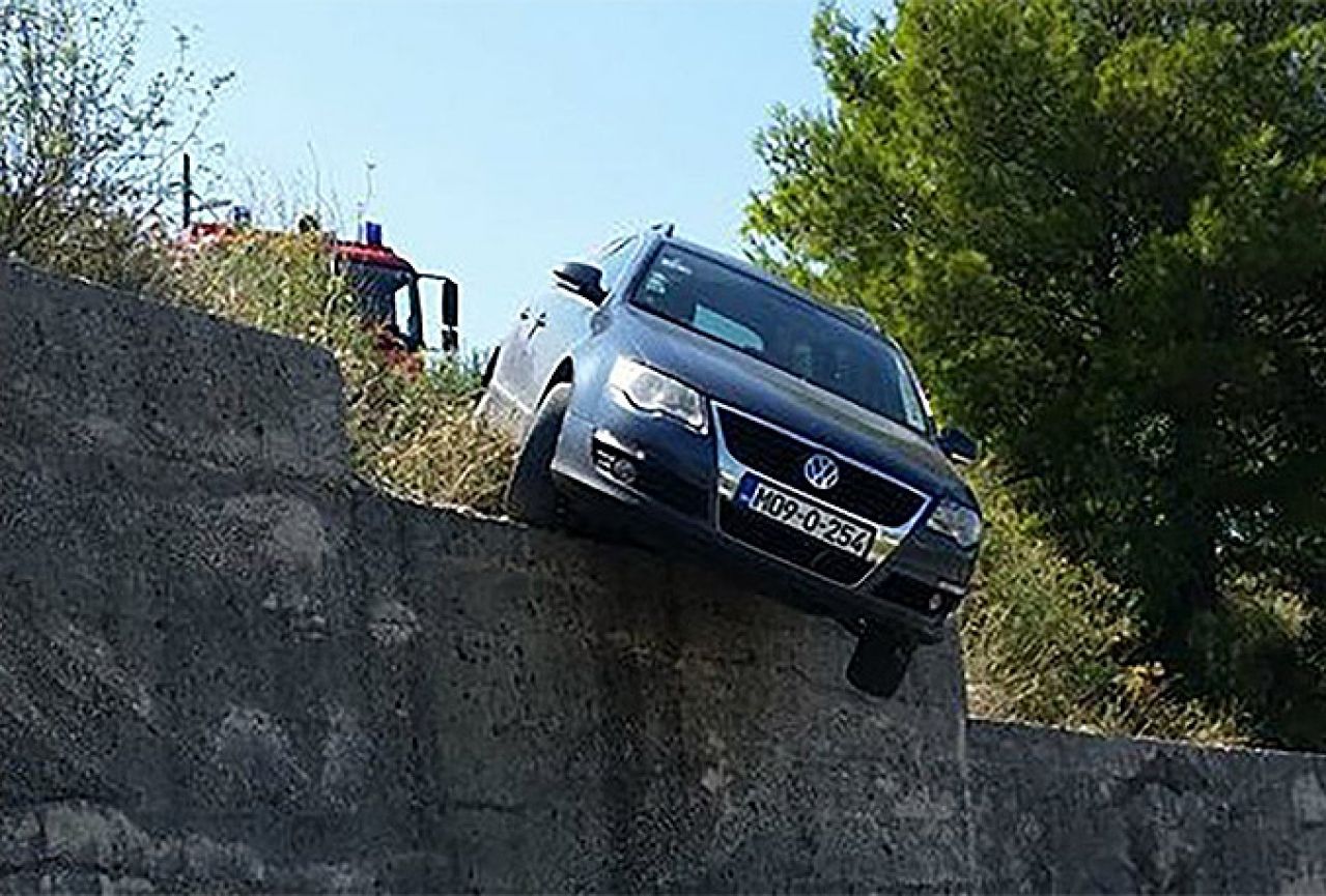 Hrvatska: Passat bh. tablica visio na rubu provalije