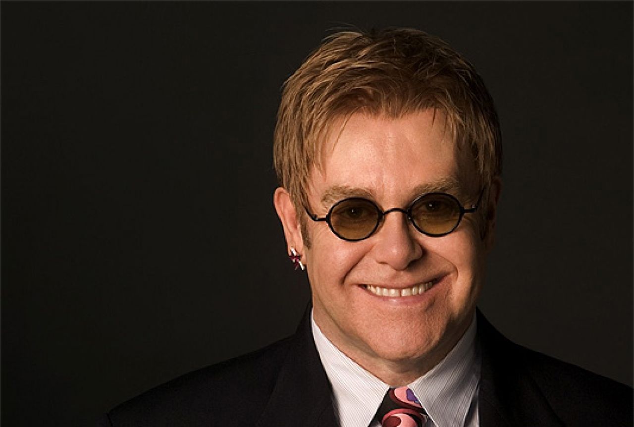 Elton John se želi sastati s Putinom