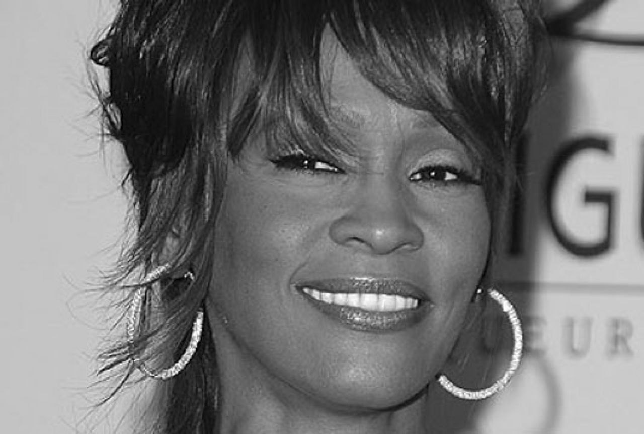 Whitney Houston i mrtva na turneji