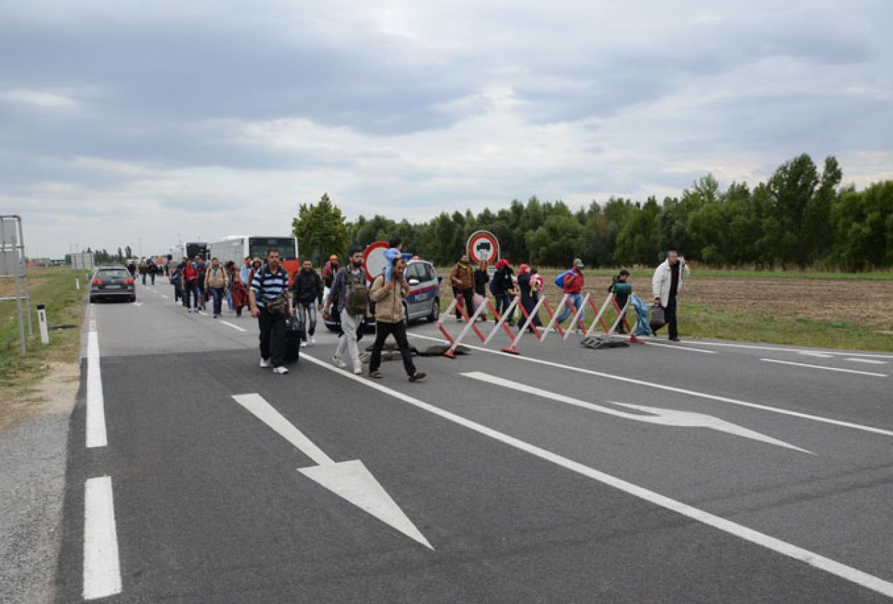 Kolone izbjeglica s granice pješke krenule k Beču 