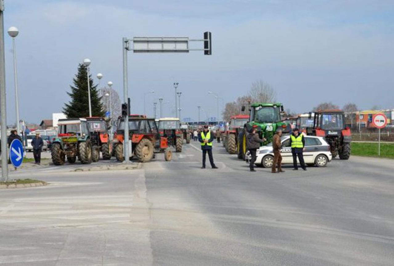 Traktori kod Orašja čekaju blokadu granice