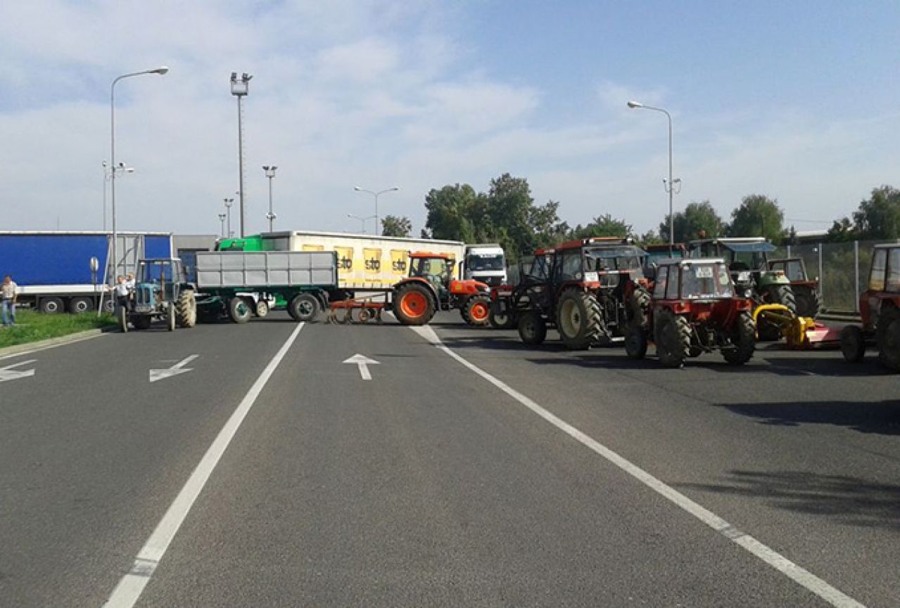 Poljoprivrednici blokirali granični prijelaz kod Orašja
