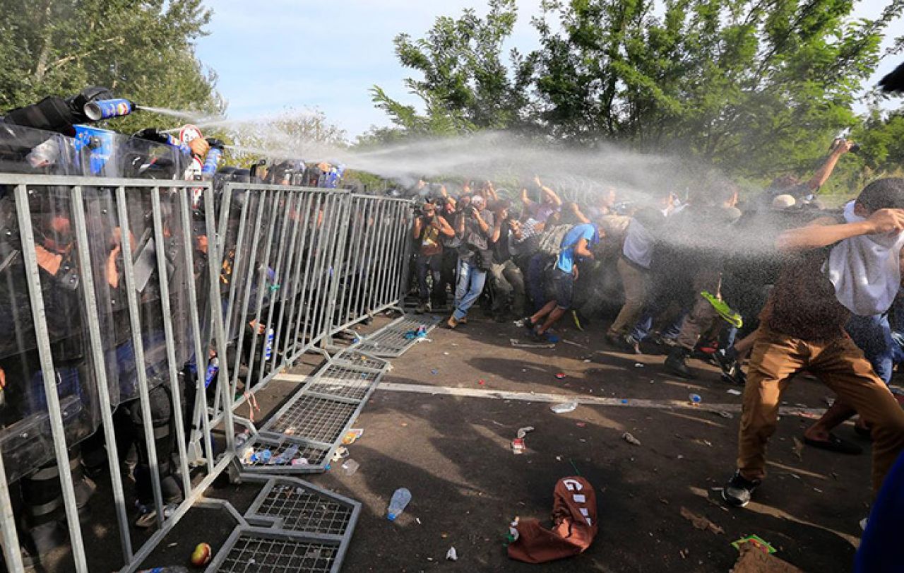 Izbjeglice probile ogradu, mađarska policija tukla ekipu RTS-a