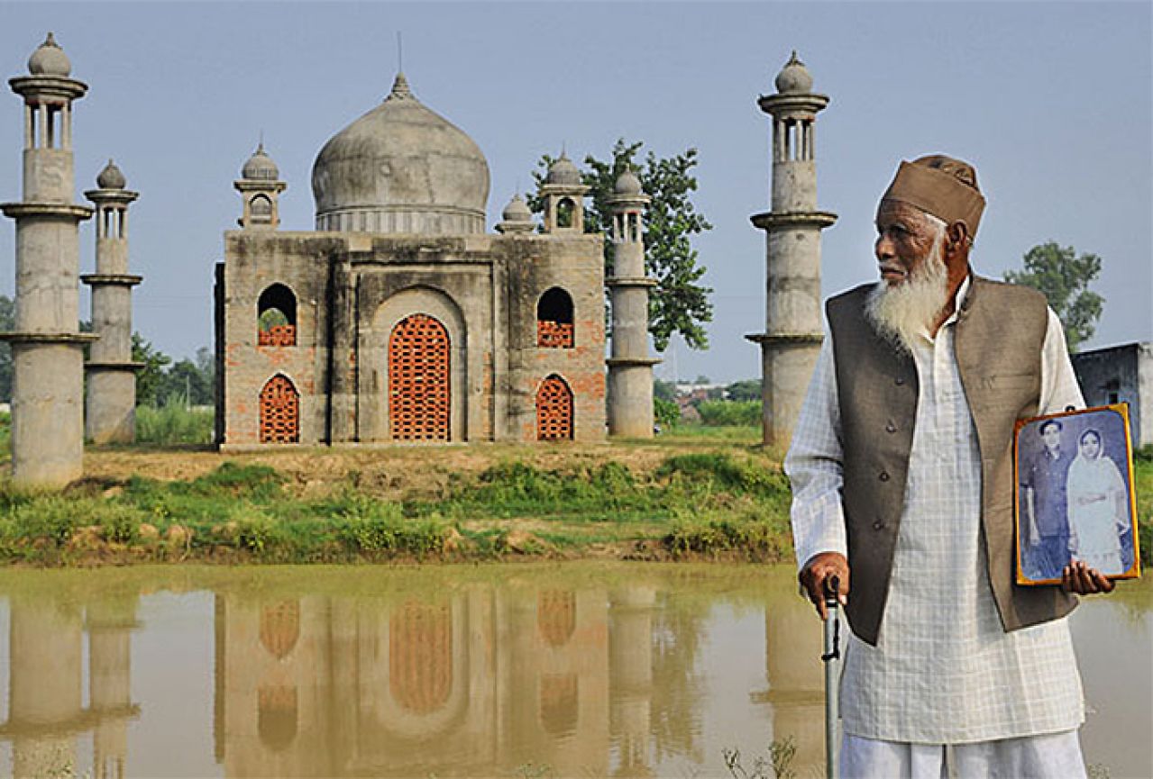 Umirovljenik sagradio repliku Taj Mahala u spomen voljenoj supruzi