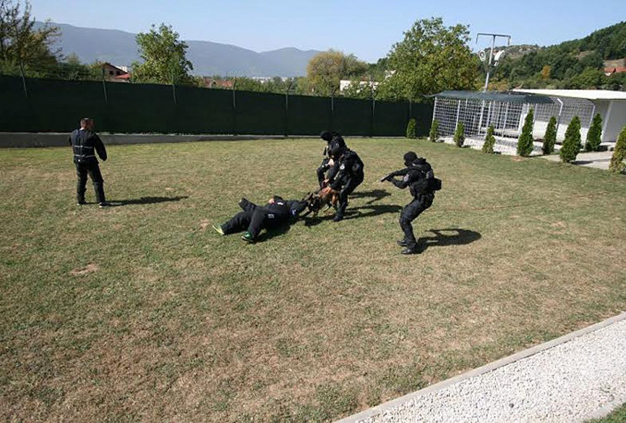 SIPA dobila opremu za obuku i trening službenih pasa