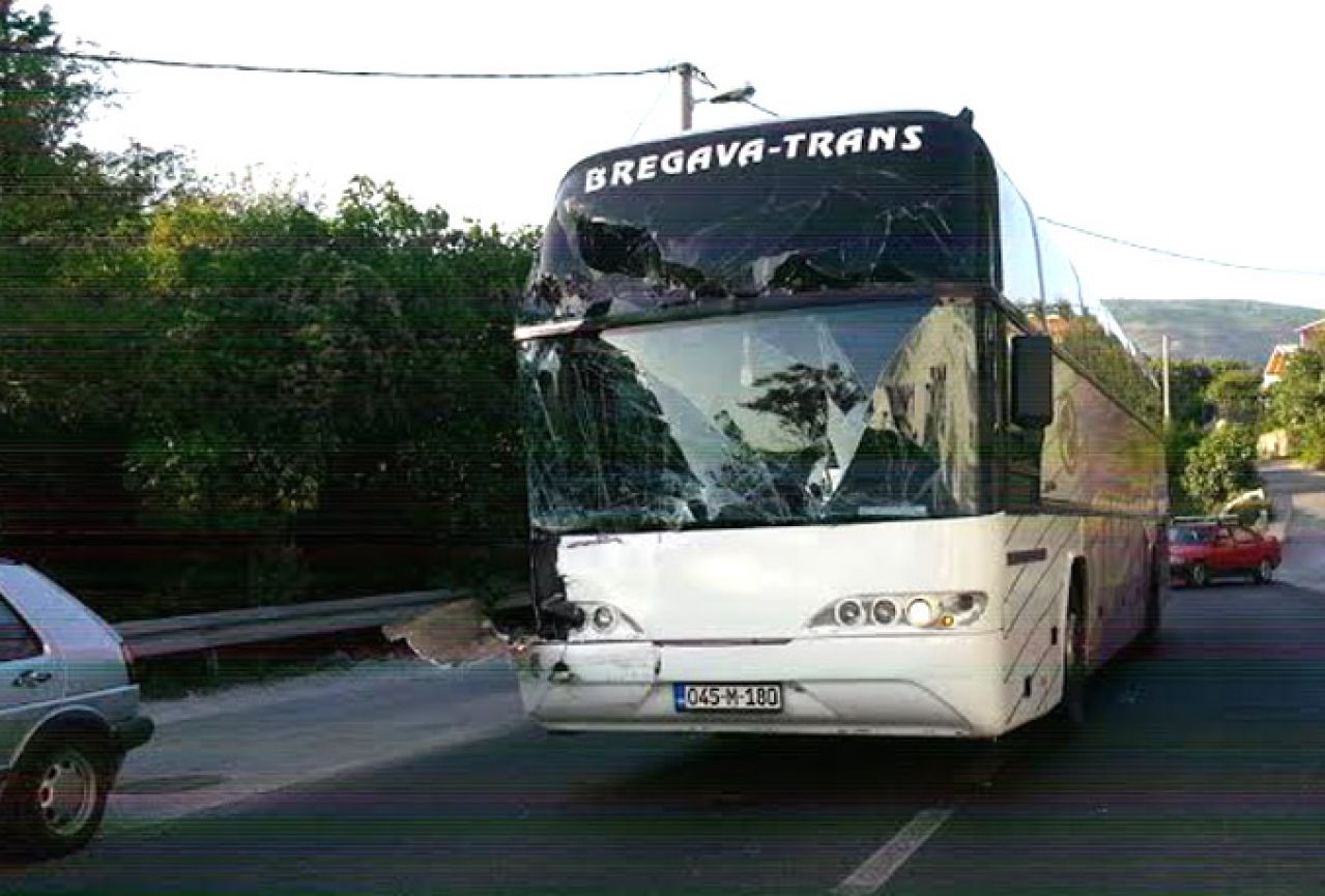 Mostar: Sudar autobusa i kamiona s prikolicom