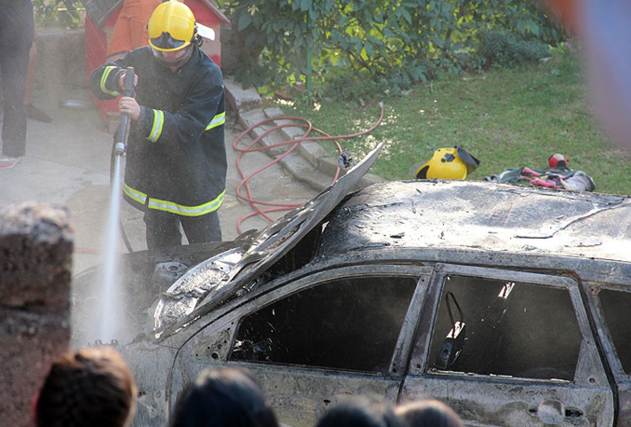 Mostar: Automobil nestao u plamenu