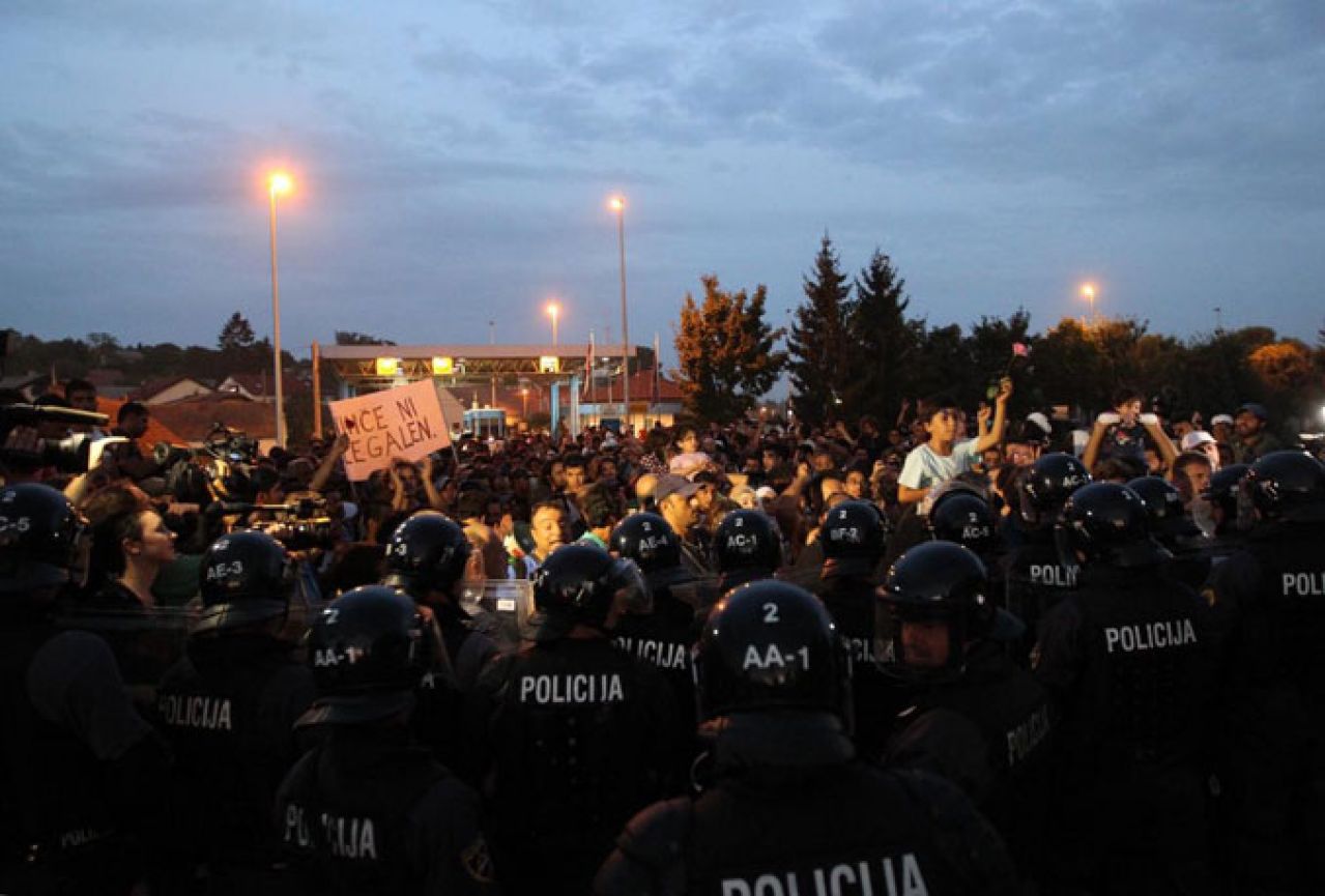 Neredi na slovenskoj granici: Stigla vojska, bačen i suzavac