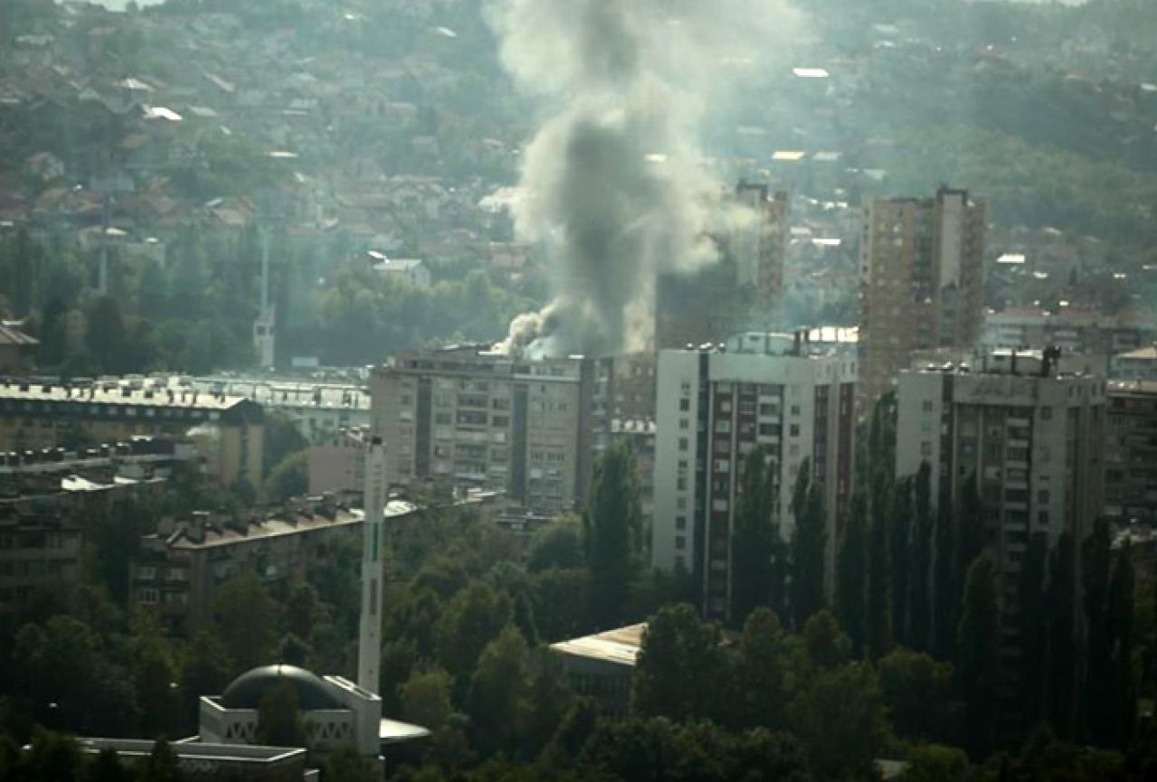 Sarajevo: Eksplozija i požar u zgradi, jedna osoba teško ozlijeđena