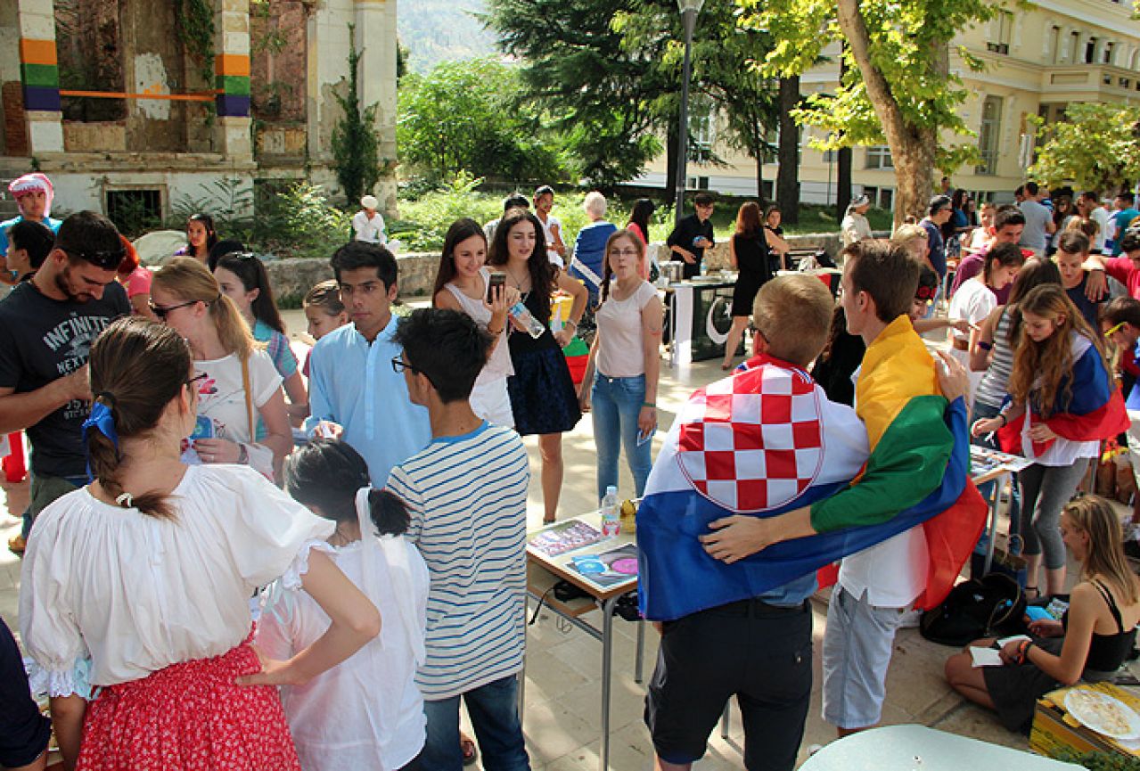 Rođendan UWC-a: Koledž u Mostaru sa građanima uz hranu i piće