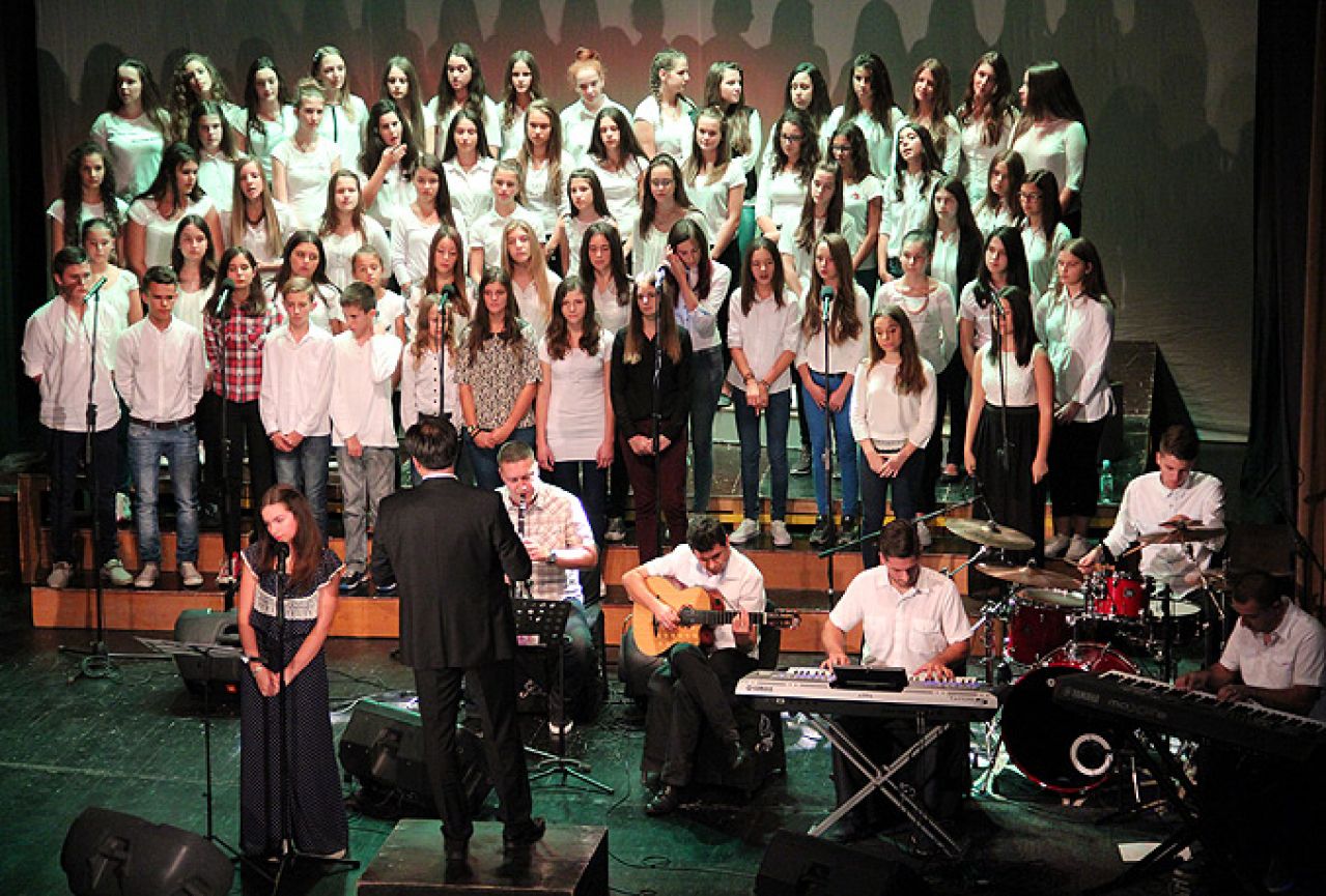 Mostar: Učenici osnovnih škola koncertom čestitali Bajram