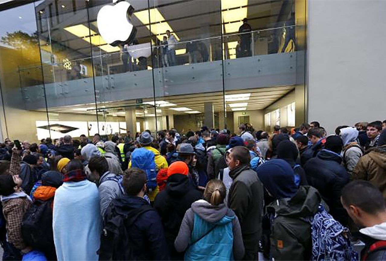 Počela prodaja iPhonea 6S: U redu ispred Appleove trgovine čekao i – robot