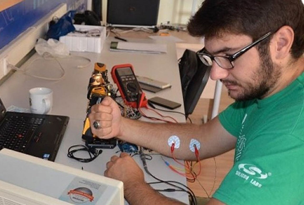 Student iz Sarajeva izumio revolucionarnu rukavicu-joystick