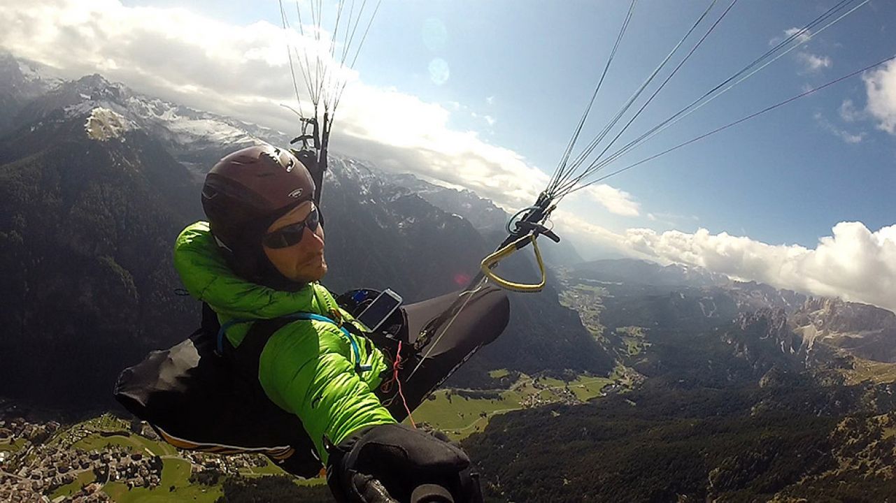 Bh. paraglideri letjeli nebom iznad Dolomita 