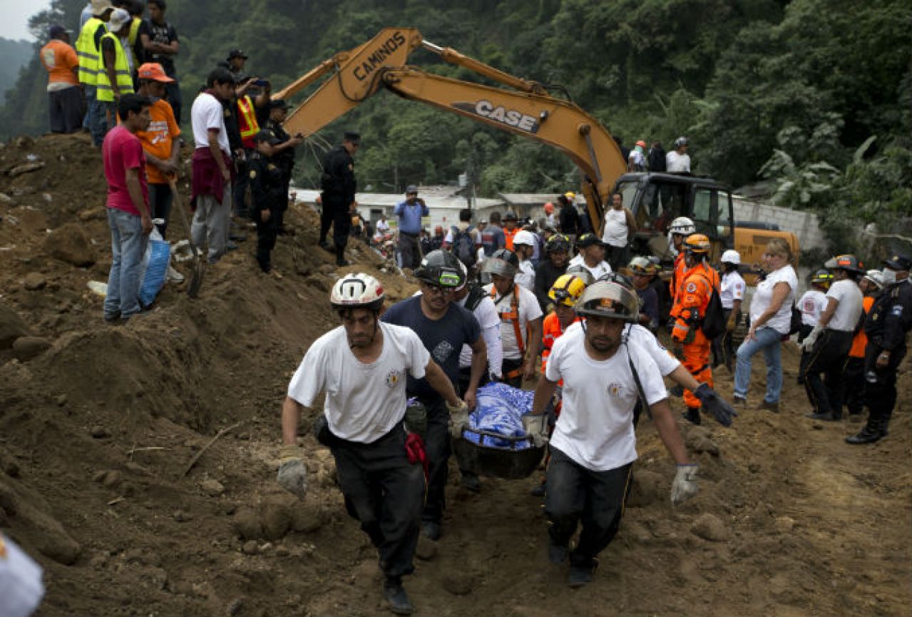 U klizanju tla u Gvatemali 30 mrtvih, 600 nestalih