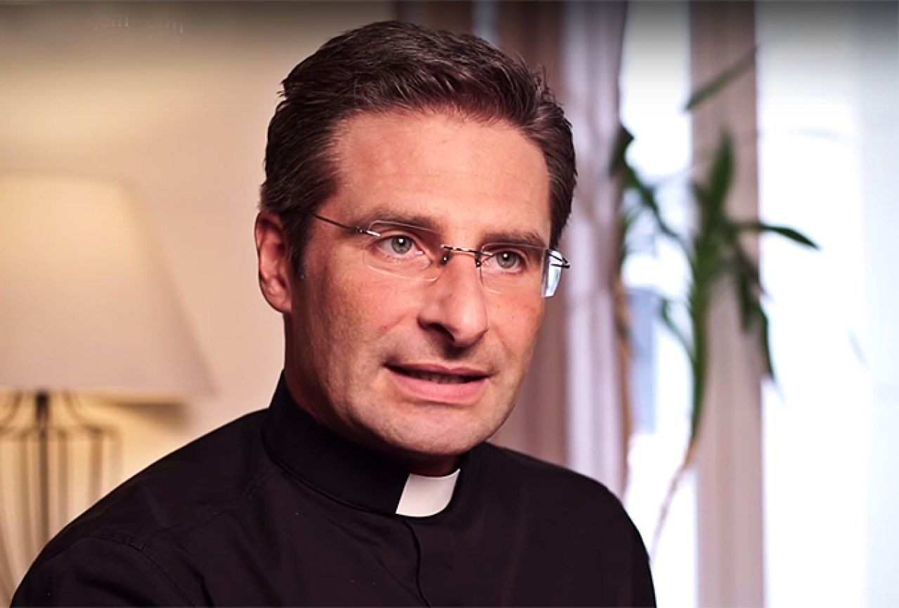 Vatikan razriješio dužnosti svećenika koji je priznao da je homoseksualac