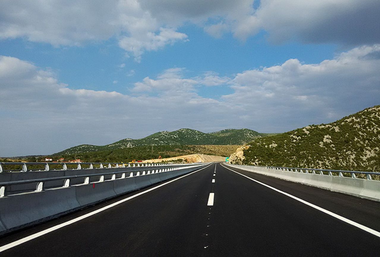 Koridorski pravac Jadransko-jonske autoceste prolazi najvećim dijelom kroz HNŽ