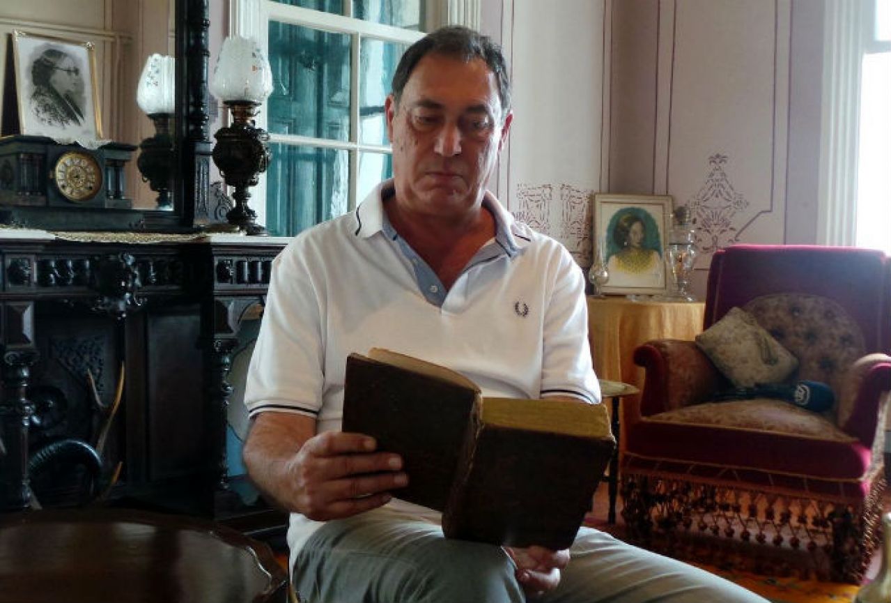 U podrumu kuće pronašao Bibliju iz 1819.