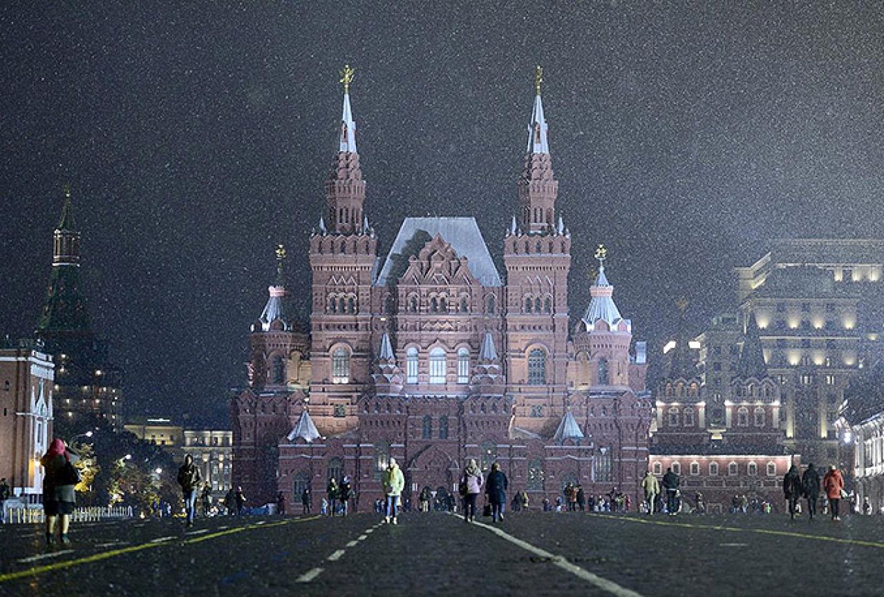 Zimska idila u prijestolnici: Prvi snijeg u Moskvi najavio rusku zimu