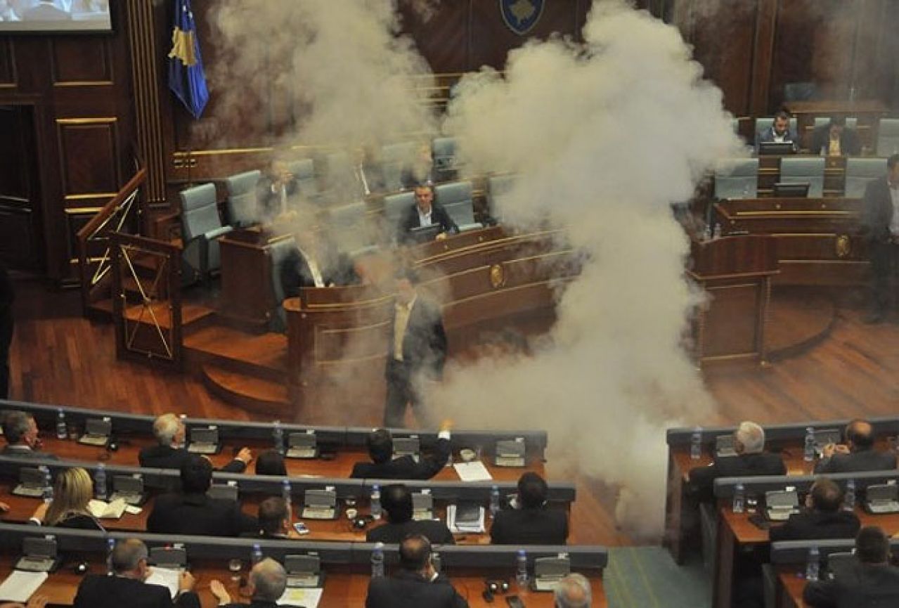 Oštro u parlamentu: Kosovski zastupnik bacio suzavac