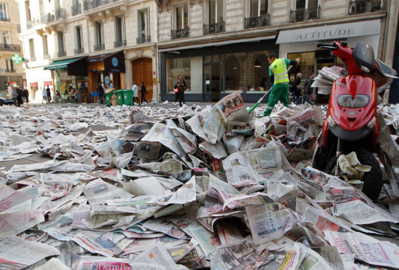 Ulice Pariza zatrpane smećem zbog štrajka komunalnih radnika