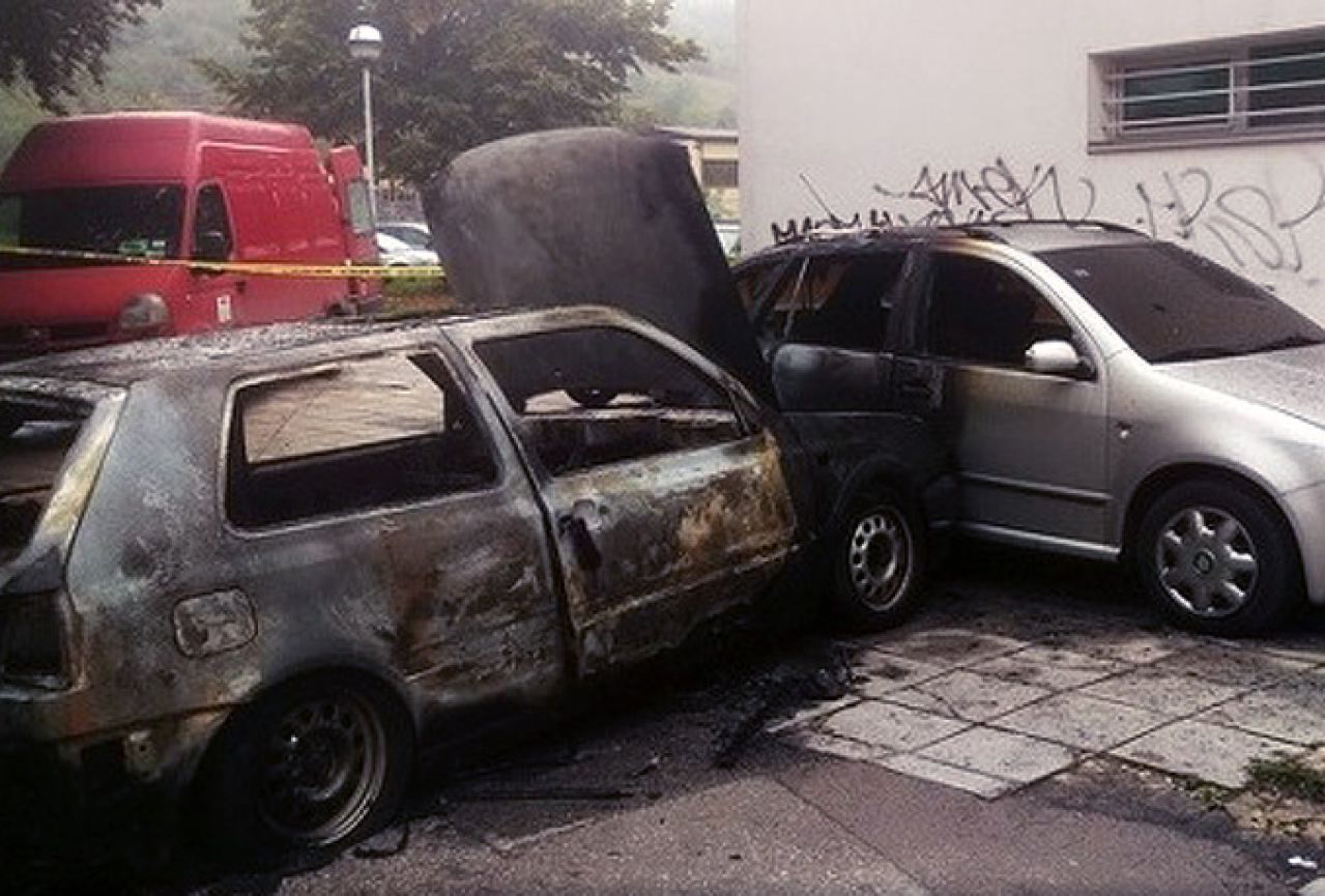 U Sarajevu izgorjela dva automobila