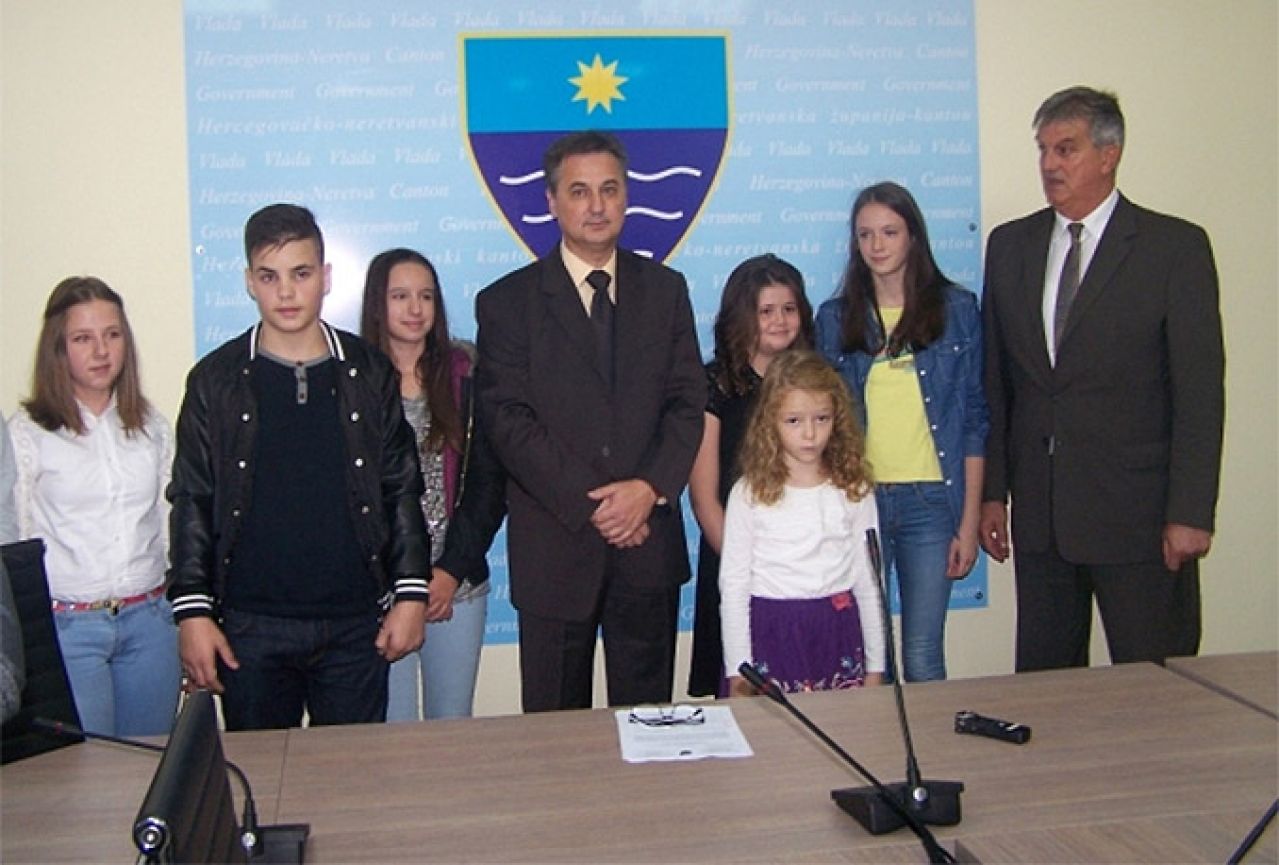 Ministar Opsenica učenicima uručio nagrade za najbolje literarne i likovne radove