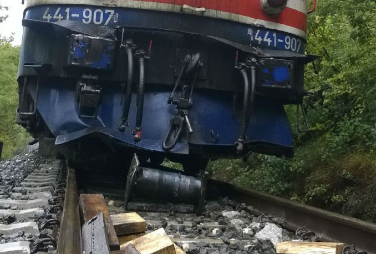 Jablanica – Mostar: Vlak udario u odron kamenja, tri osobe ozlijeđene