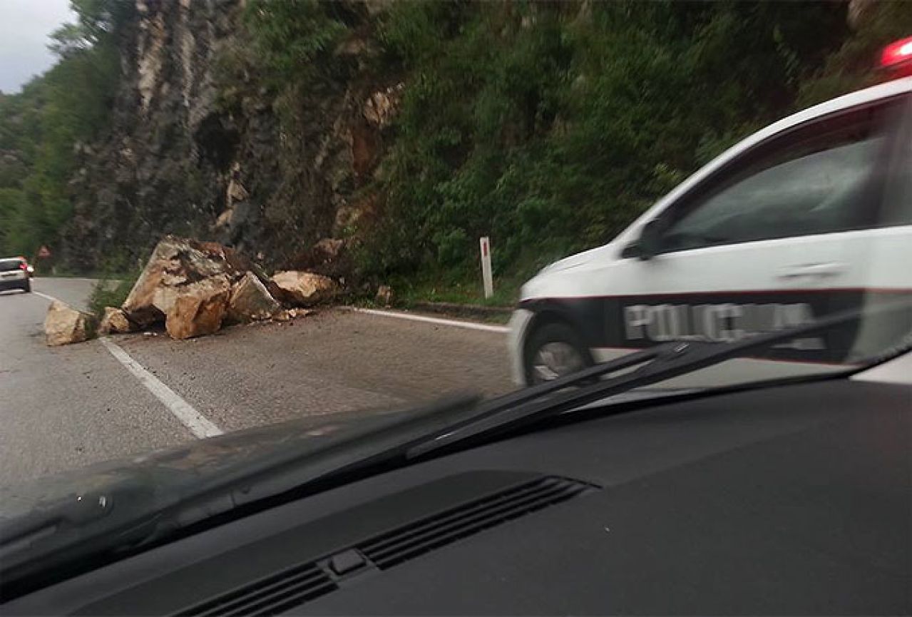 Odronio se veći dio brda na magistaralnoj cesti Mostar-Čapljina