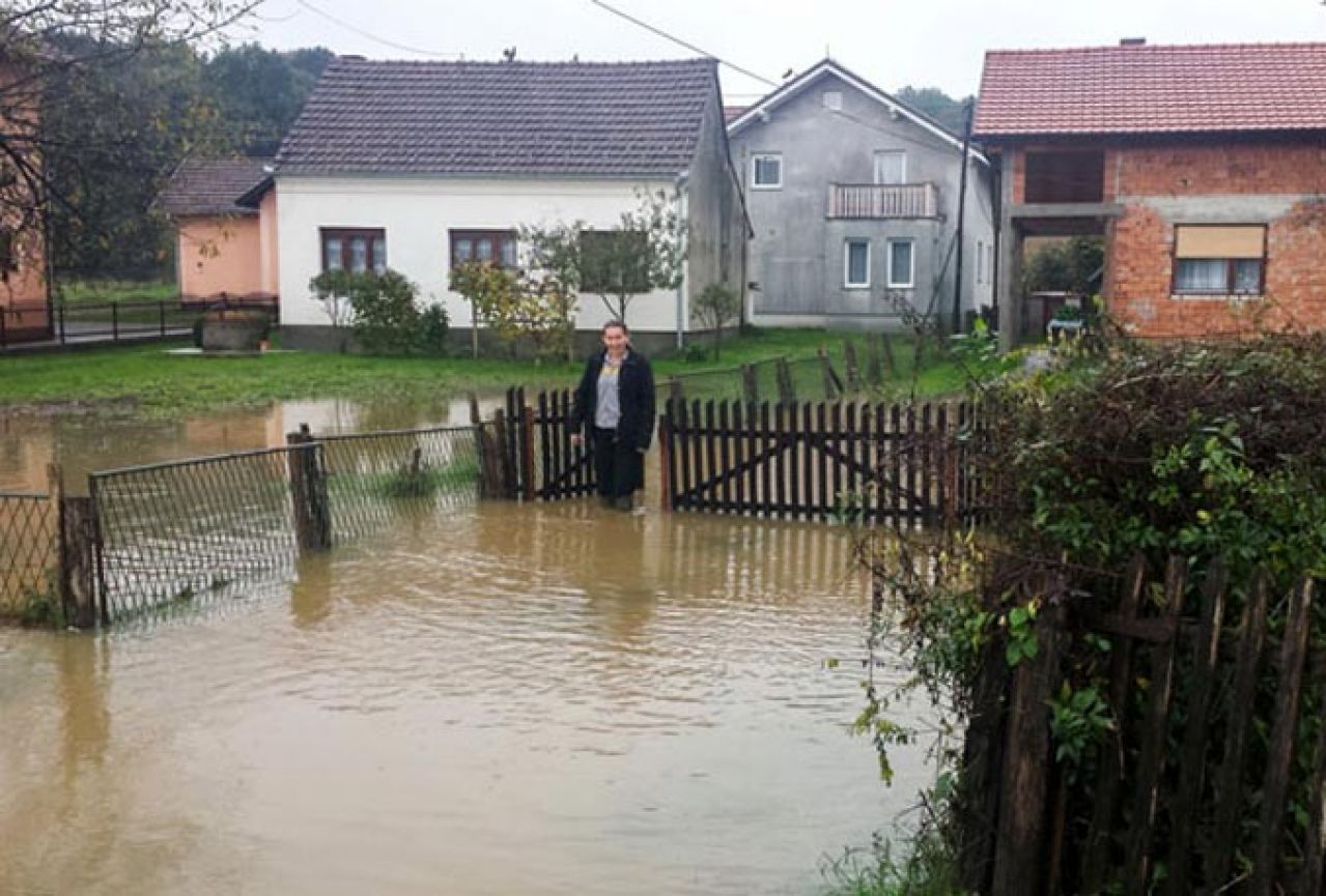 Prijedor u strahu - površinske vode poplavile pojedina naselja