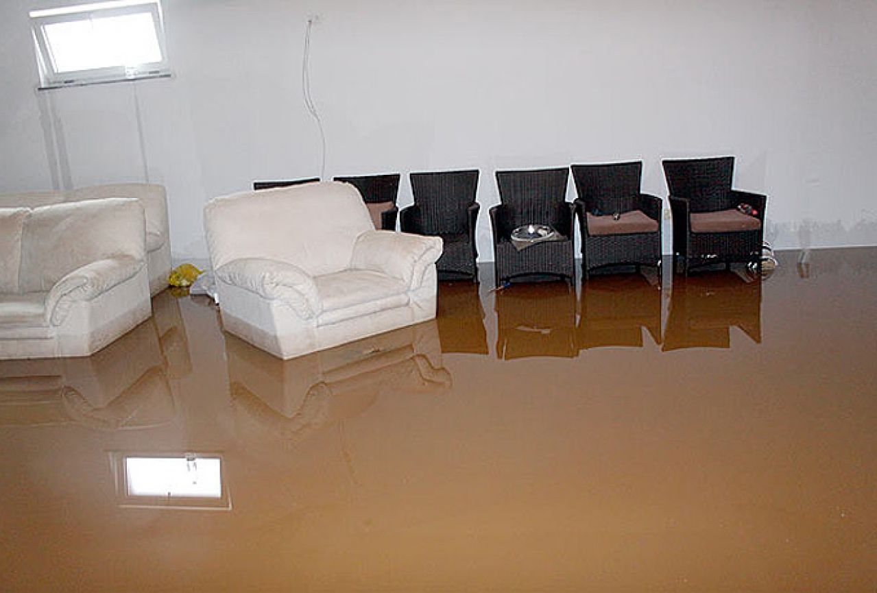 Ljuti Dolac: Kiša poplavila nekoliko obiteljskih kuća